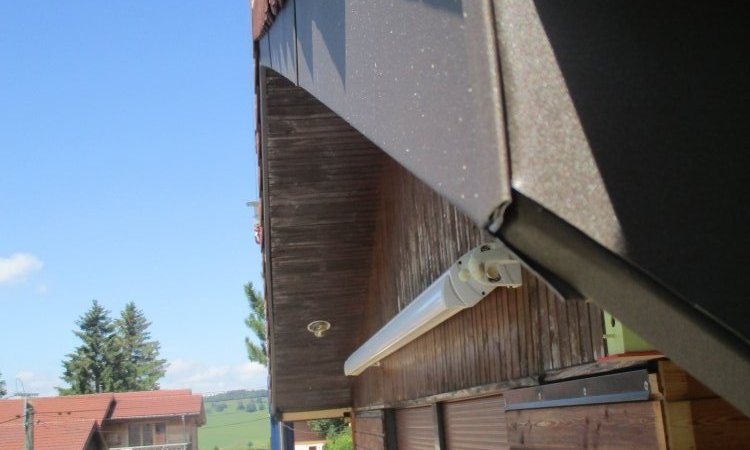 Blindage de rives en aluminium sous couverture tuile sur la commune de Métabief